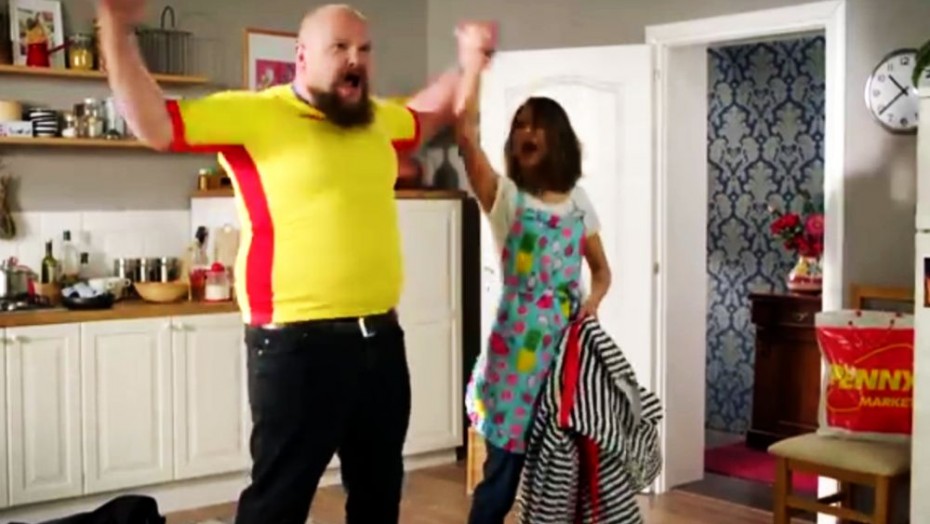 Permalink to Suporterul naţionalei, un pitecantrop chel şi răguşit?