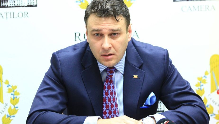 Permalink to Un bec în curtea şcolii