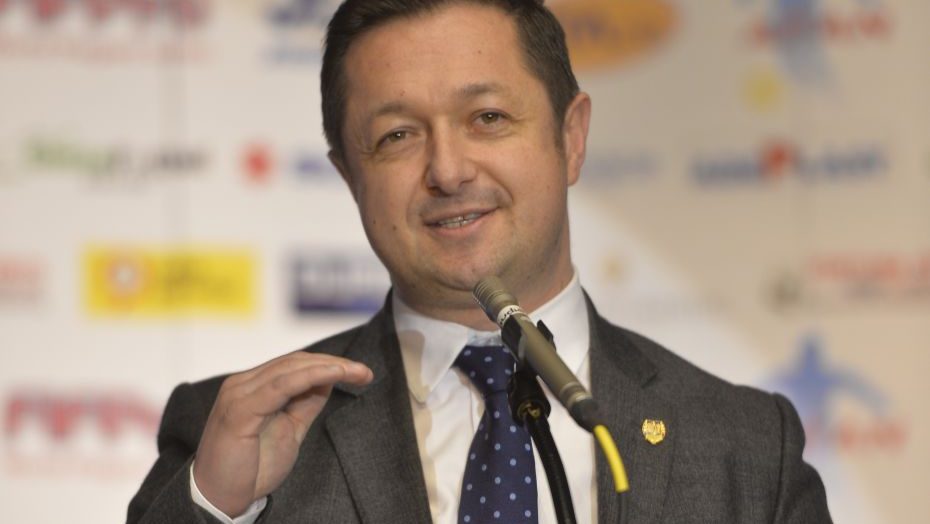 Permalink to Doctori în mărgele, coperţi şi zdrăngănele