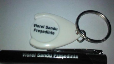 Permalink to Lansare de candidatura la AMFB, Sandu Viorel le-a dat alegatorilor brelocuri cu fise pentru carutul de la Cora :))